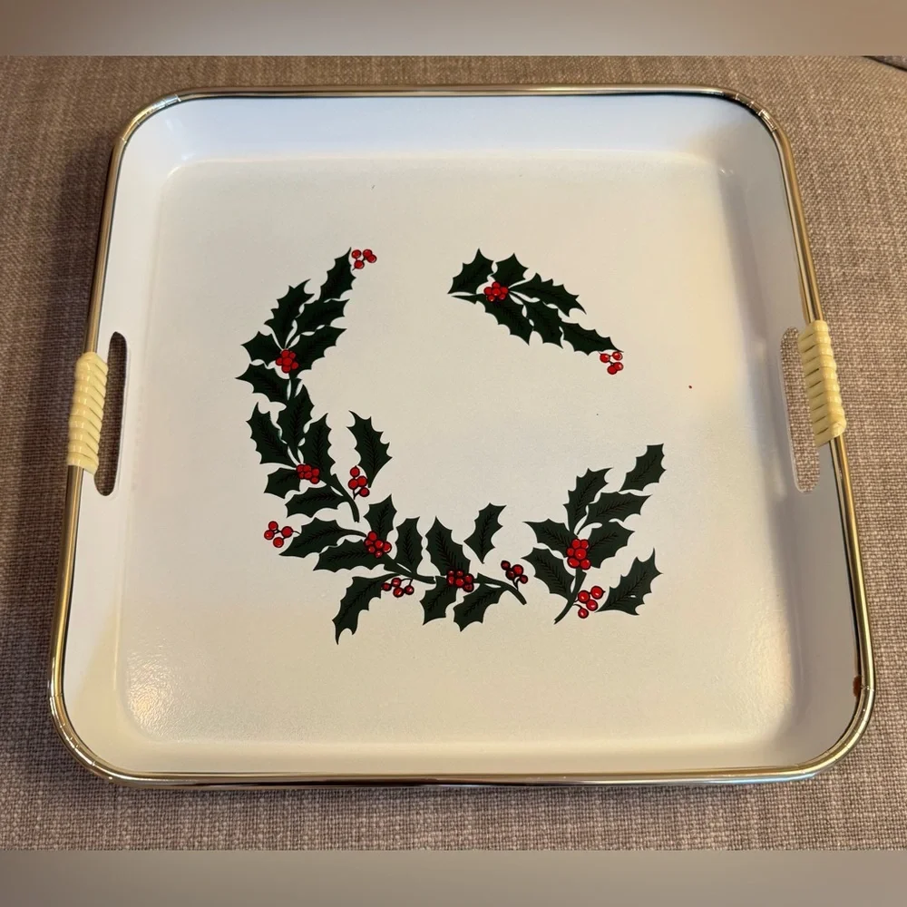 🎄Vintage NWT 3 piece lacquer Christmas tray set, never used w holly design.